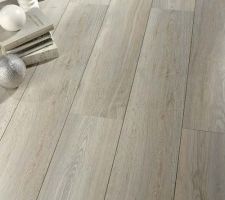 Voila le parquet de la ch d'amis,mais il donne plus blanc en vrai...
