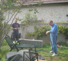 Denis et son pere bernard, assignés au tirage des foureaux. Heureusement qu'ils nous ont aidés pour l'electricité. MErci