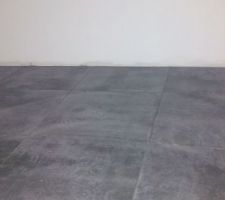 Carrelage en cours dans le cellier