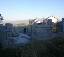 La dalle est coulée ! les murs commences à prendre formes