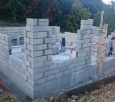 La dalle est coulée ! les murs commences à prendre formes