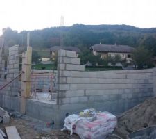 La dalle est coulée ! les murs commences à prendre formes