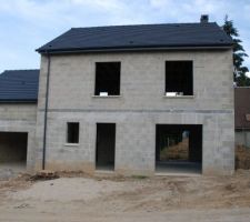 Le conduit de cheminée a été posé ainsi que les descentes de gouttières.