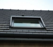 Zoom sur le velux, seule menuiserie posée. On trouve très étrange la finition sous le velux et les tuiles de travers.