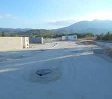 Les &eacute;gouts pluviaux sont pos&eacute;s et fin de pose des &eacute;gouts individuels des eaux us&eacute;s.