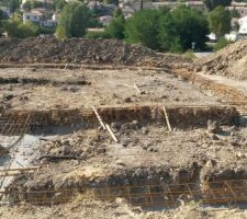 Voila beton maigre coulée sur 2m de haut ce matin et fers en attente pour demain