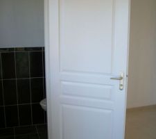 La peinture des portes int&eacute;rieures.