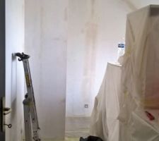 C'est parti pour la peinture de la chambre 4. On refait tout !!! On (re)ponce et on refait les plâtres !