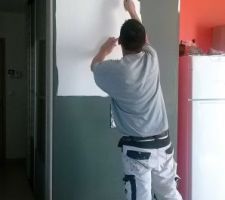 Dans la foulée on fait le mur du salon attendant à la cuisine. Gris presque noir pour trancher.