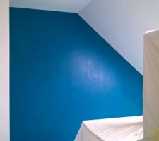 Chambre 4 : mur du fond en bleu canard. Royal ! Les autres mus en blanc légèrement teinté de bleu.