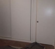 Vue entrée avec placard vestiaire et porte à galandage pour accès coin nuit.