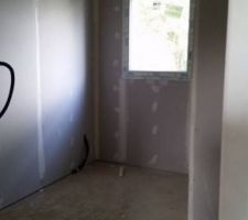 Petite chambre avec placard