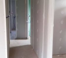 Petite chambre avec placard