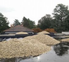 Juste avant de plier la grue, elle a monté les big bag de gravier sur le toit, c'était moins une !