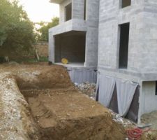 L'emplacement de la cuve souple a été creusé sous la terrasse, ainsi que les fouilles pour les murs de soutènement et la jardinière.