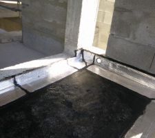 Mise en place du relevé d'acrotère aluminium sur la terrasse de l'étage + trop plein