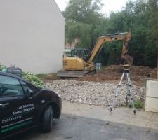 Avons eu l'accord du terrassier pour nous d&eacute;barrasser des buissons se trouvant un bout de notre futur jardin.