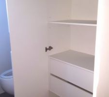 Int&eacute;rieur placard couloir (linge de maison).