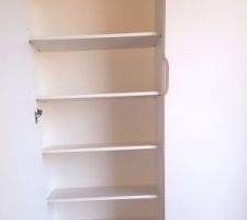 Intérieur placard entrée chaussures (étagères inclinées).
