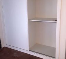 Int&eacute;rieur placard entr&eacute;e penderie.