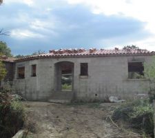 La couverture commence à prendre forme, vue de l'avant de la maison.