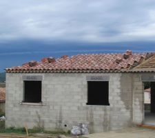 Vue de l'arrière de la maison, le début de la couverture.