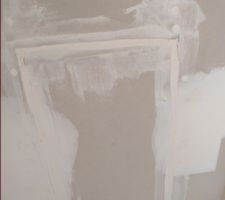 Placo découpé pour la plomberie des robinets extérieurs (pas plus simple de le faire avant ?)
