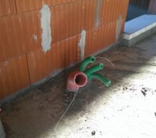 Arrivée des fourreaux pour le coffret électrique.