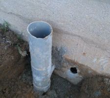 Sortie des évacuations de pluies qui rejoindra notre cuve enterrée (Avec trou à reboucher Mr les maçons ;-))