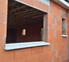 Pose des appuies fenêtres en béton "ton pierre"