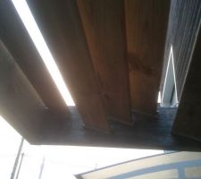 Détail brise soleil horizontal bioclimatique lames fixes