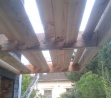 Détail brise soleil horizontal bioclimatique lames fixes