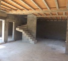 La maçon est parti: le chantier a été nettoyé
l'escalier est pile poil comme je l'avais demandé: facile à monter, avec une hauteur de marche  confortable