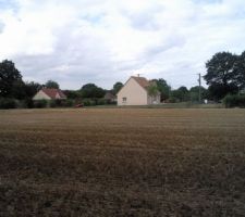 Vue du fond du terrain, on voit au fond &agrave; droit l'all&eacute;e.
Notre terrain se trouve &agrave; gauche de la ligne qui va du photographe jusqu'au poteau &agrave; la droite de l'all&eacute;e