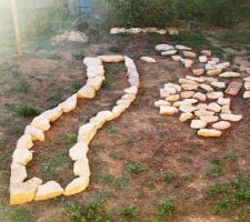 "Traçage du futur muret en pierres sèches.
Là, on voit bien la future largeur de 70cm à la base... à gauche du muret il y a le potager, à droite le coin cosy...