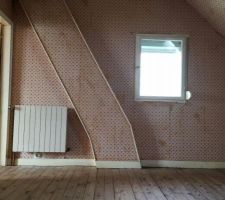 Pièce à aménager en salle de bain, isolation à faire en déplaçant le radiateur et couvrant la cheminée et à gauche la porte est remplacée par une cloison( car donne sur la chambre)