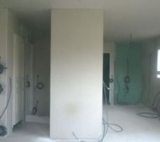 Future cuisine (&agrave; droite) et couloir donnant sur chambre, sdb et wc (&agrave; gauche)