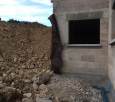 Encore un peu de remblais, lorsque tout sera bien mis devant le garage et la porte ils pourront enfin livrer les fenêtres.