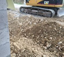 Encore un peu de remblais, lorsque tout sera bien mis devant le garage et la porte ils pourront enfin livrer les fenêtres.