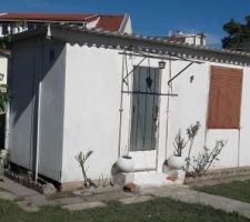 Petite maison de 1960 à itteville,j'ai nettoyer le toit et les murs,rebouchage sur murs une couche de fixateur sur les murs et deux couches de ermocryl se blanc de chez zolpan et volet e satin de chez zolpan aussi