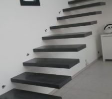 Escaliers scellés dans le mur en béton ciré