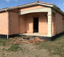 Mon fameux porche voûté avec son pilier en pierre naturelle qui pose super bien le top!!