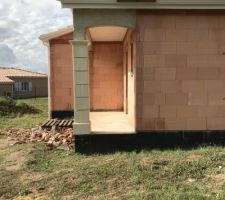 Mon fameux porche voûté avec son pilier en pierre naturelle qui pose super bien le top!!