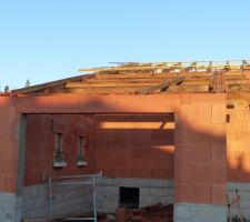 Charpente traditionnelle  du garage avec débordement pour abri bois