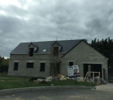 Couverture presque achevée totalement et notre conducteur de travaux nus a annoncé que la semaine prochaine les menuiseries seront posées. Du coup  nous ferons notre prochain rdv de chantier dans notre maison fermée!