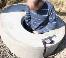 Exploration du puits pour vérifier le niveau d'eau.