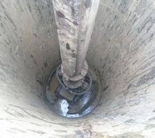 Forage du puits, à l'intérieur du tubage, on voit sourdre l'eau à 3 m de profondeur.