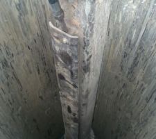 Forage du puits, à l'intérieur du tubage, on voit sourdre l'eau à 3 m de profondeur.