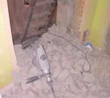 Une fois les étais mis, on casse le mur a la burineuse