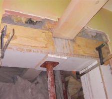 étai sous le coffrage, et coulage du béton.
Bien tapé partout pour que le ciment s'engouffre partout